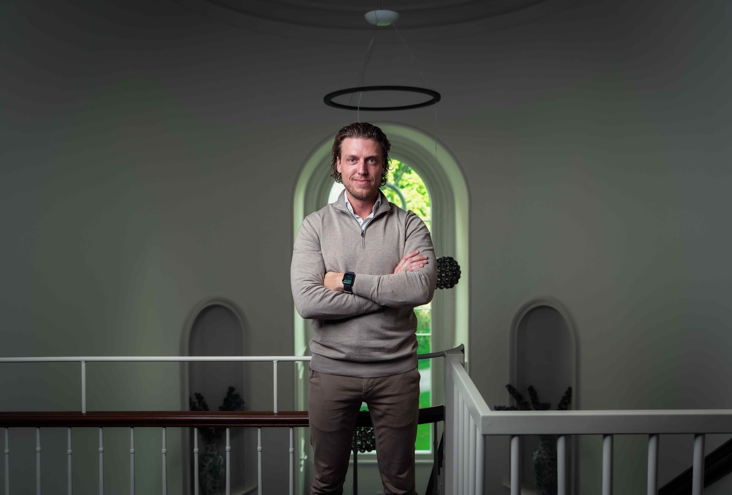 Roy van Diks Process Support met de armen over elkaar in een lichte hal